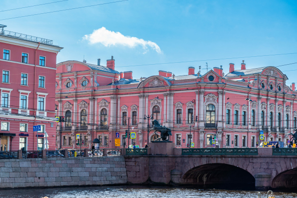 Туристы любят бывать в Петербурге в одиночестве