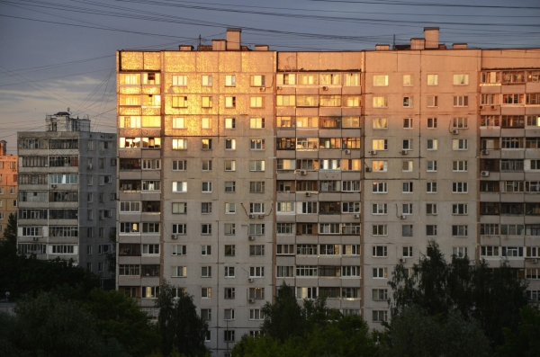 В Новосибирске спасли запертого в квартире голодного ребенка