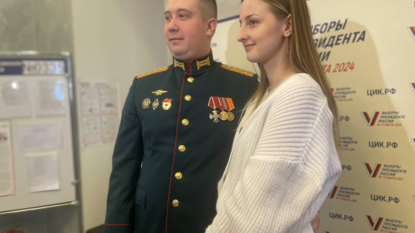 Участник СВО приехал на выборы в Петербурге вместе со своей невестой