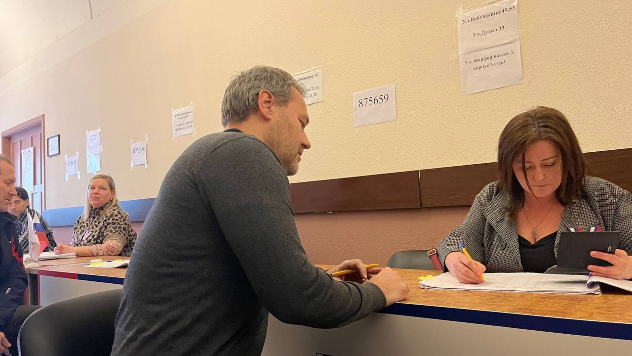 Проголосовал, извинился и предложил отобедать блинами: спикер ЗакСа Бельский принял участие в выборах