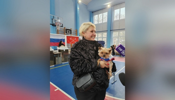 В Петербурге в избирательный пункт вместе с хозяйкой пришел спасенный песик Счастливчик