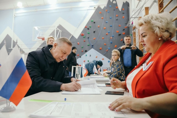 Губернатор Петербурга проголосовал на выборах президента России