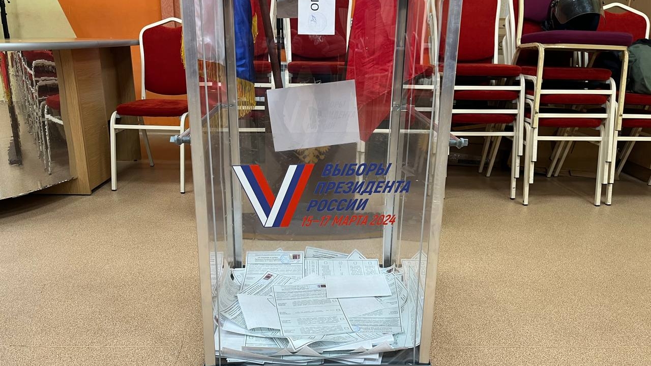 На выборах в Кронштадте сотрудник ЖКХ проголосовал во время смены