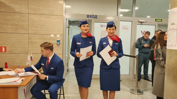 В Пулково прекрасные стюардессы подняли настроение избирателям
