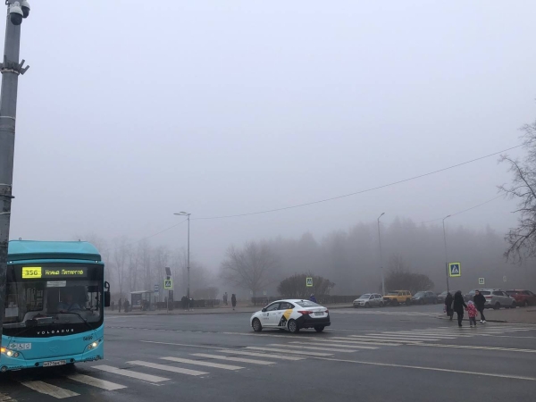 Утром Петербург окутал густой туман