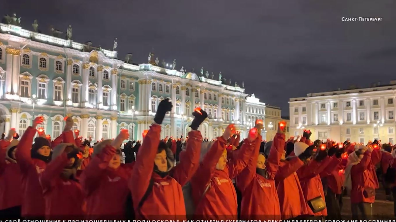 Петербуржцы устроили флешмоб на Дворцовой в знак скорби после теракта в Подмосковье