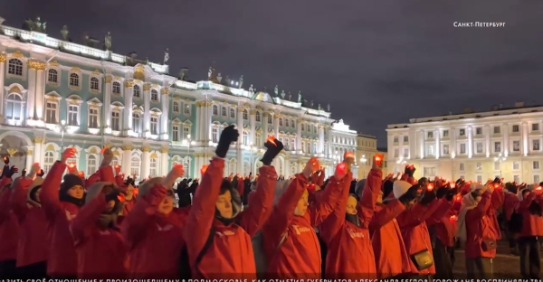 Петербуржцы устроили флешмоб на Дворцовой в знак скорби после теракта в Подмосковье