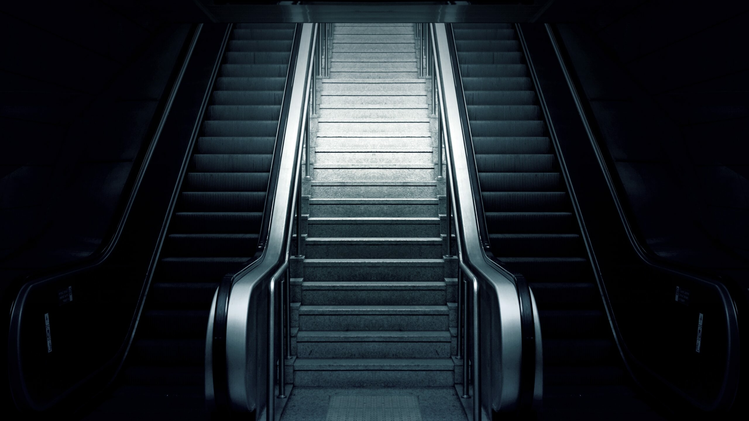 Кардиологи рассказали, что подъем по лестнице снижает риск внезапной смерти на 24%