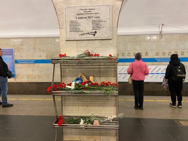 По жертвам теракта в петербургском метро отслужили панихиду
