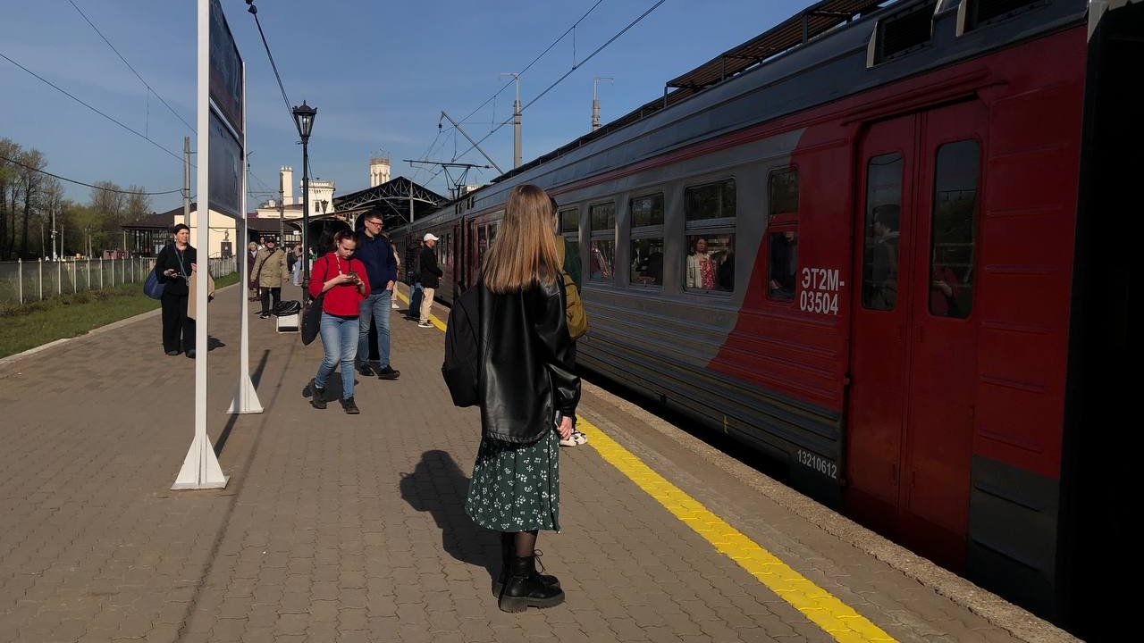 Из Петербурга до Мельничного ручья запустили тактовую электричку