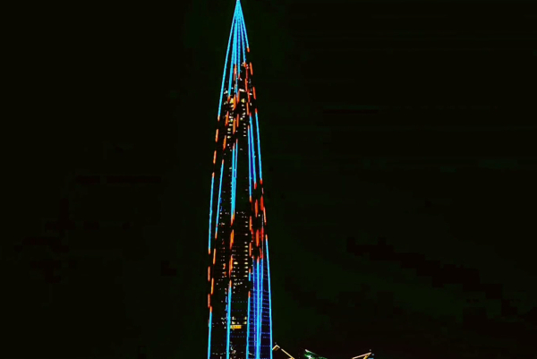 На башне «Лахта-центра» высотой 462 метра включилась подсветка, имитирующая Георгиевскую ленту