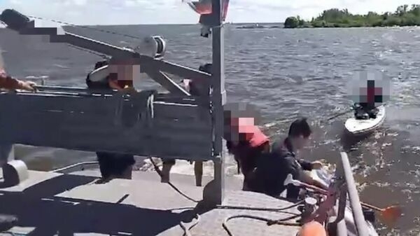 Полиция спасла унесенных волнами в Финский залив сапсерферов