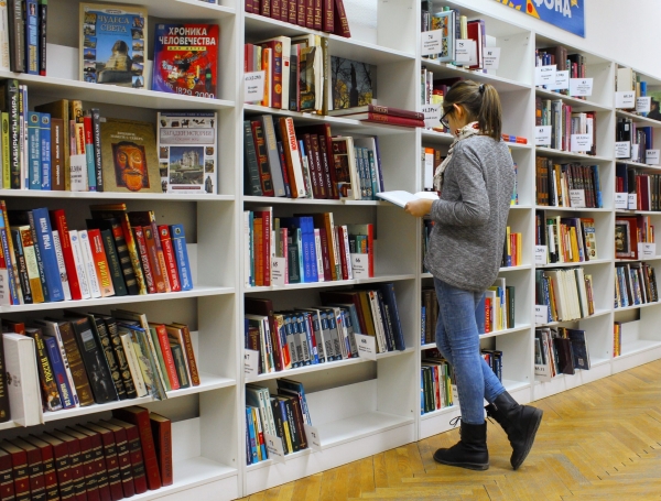 В Петербурге открылись «Книжные аллеи» несмотря на ливень