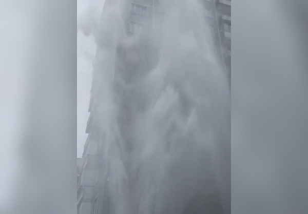 Струя горячей воды высотой 12 метров прорвала землю в Красногвардейском районе Петербурга