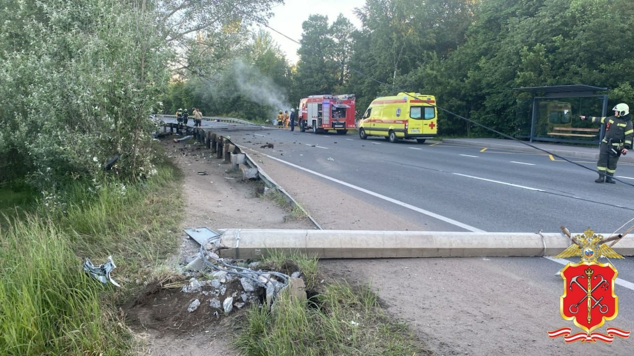 В Петербурге от удара в столб трое женщин вылетели из салона автомобиля