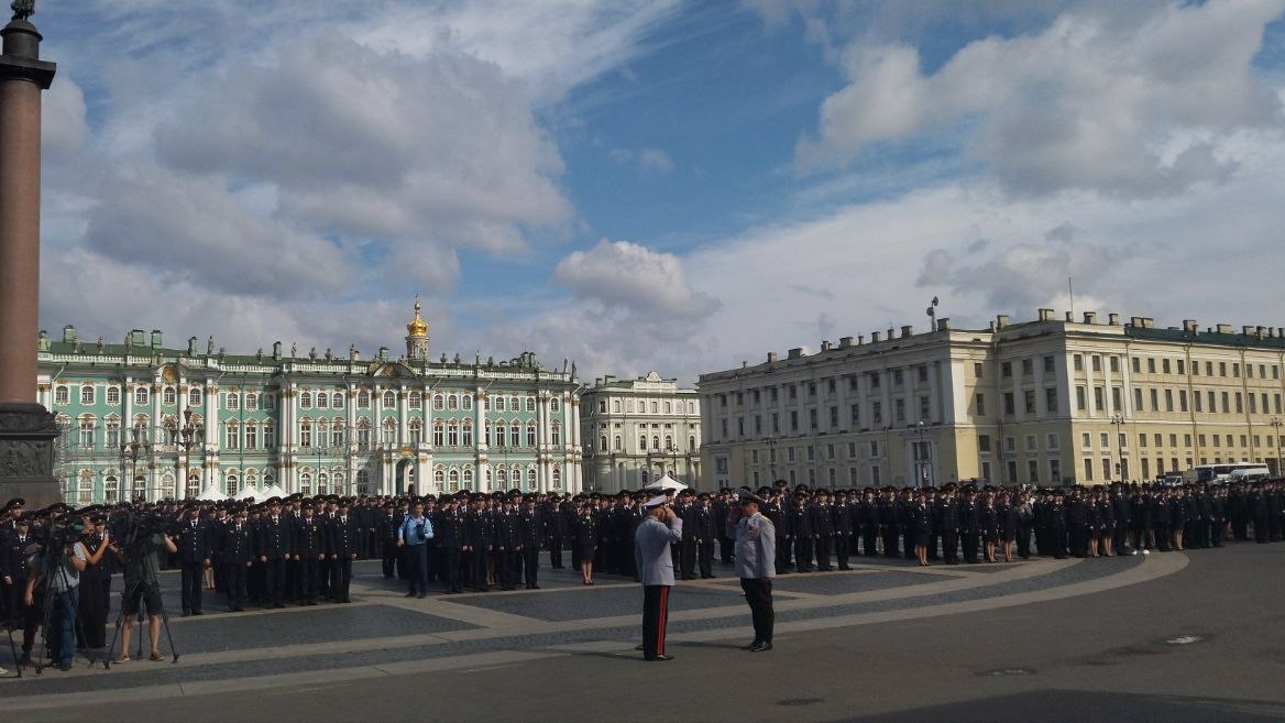 Выпускникам Санкт-Петербургского университета МВД России вручили дипломы на Дворцовой площади 30 июля