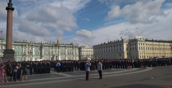 Выпускникам Санкт-Петербургского университета МВД России вручили дипломы на Дворцовой площади 30 июля