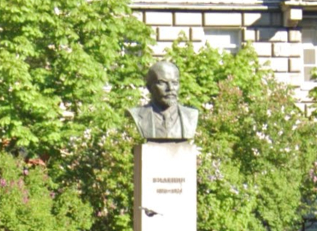 В Подмосковье вандал снес кувалдой памятники Ленину и Сталину