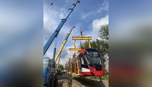 В Петербург приехал первый трамвай «Львенок»