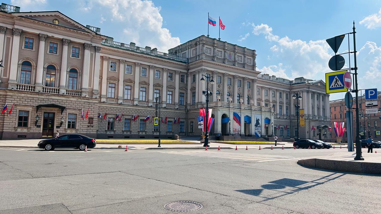 Петербургские депутаты обсудили поддержку многодетных и штрафы за парковку