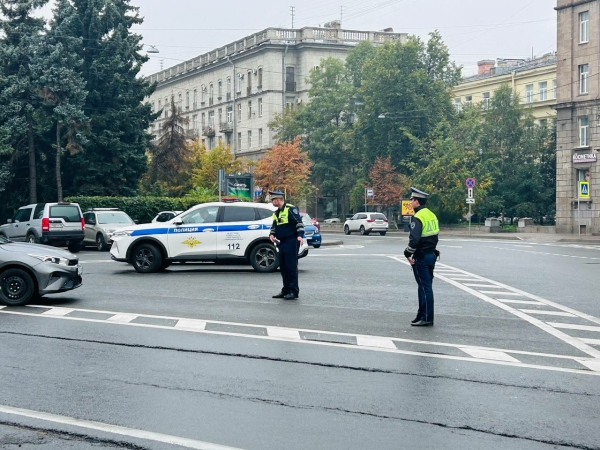 Петербургские инспекторы проводили роженицу до больницы через пробки
