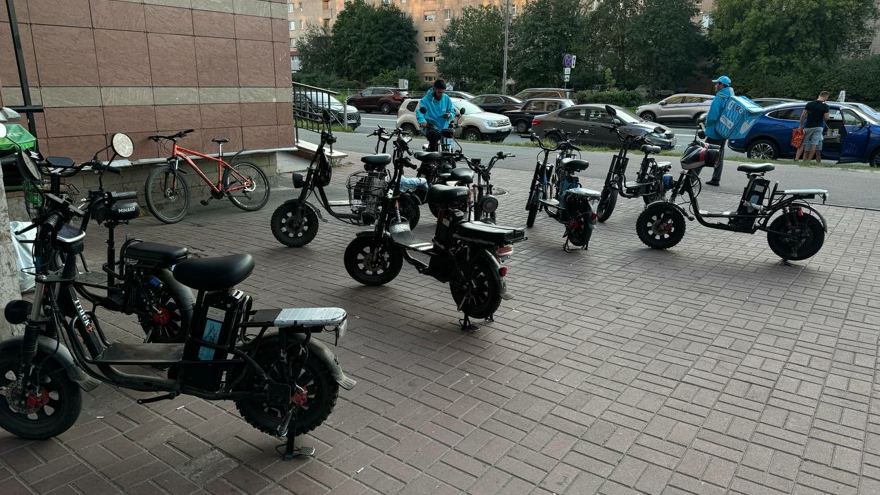 В Петербурге бизнес бьет тревогу из-за запрета мигрантам работать в доставке