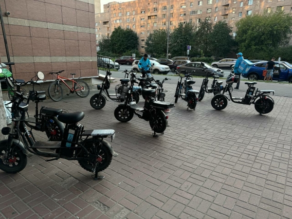 В Петербурге бизнес бьет тревогу из-за запрета мигрантам работать в доставке