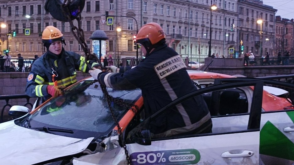 Пьяный водитель каршеринга съехал в реку на набережной Карповки