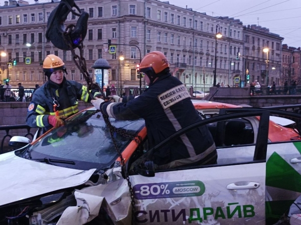 Пьяный водитель каршеринга съехал в реку на набережной Карповки