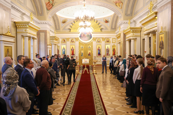 В СПбГУ открыли памятную доску в честь освящения храма Святых апостолов Петра и Павла