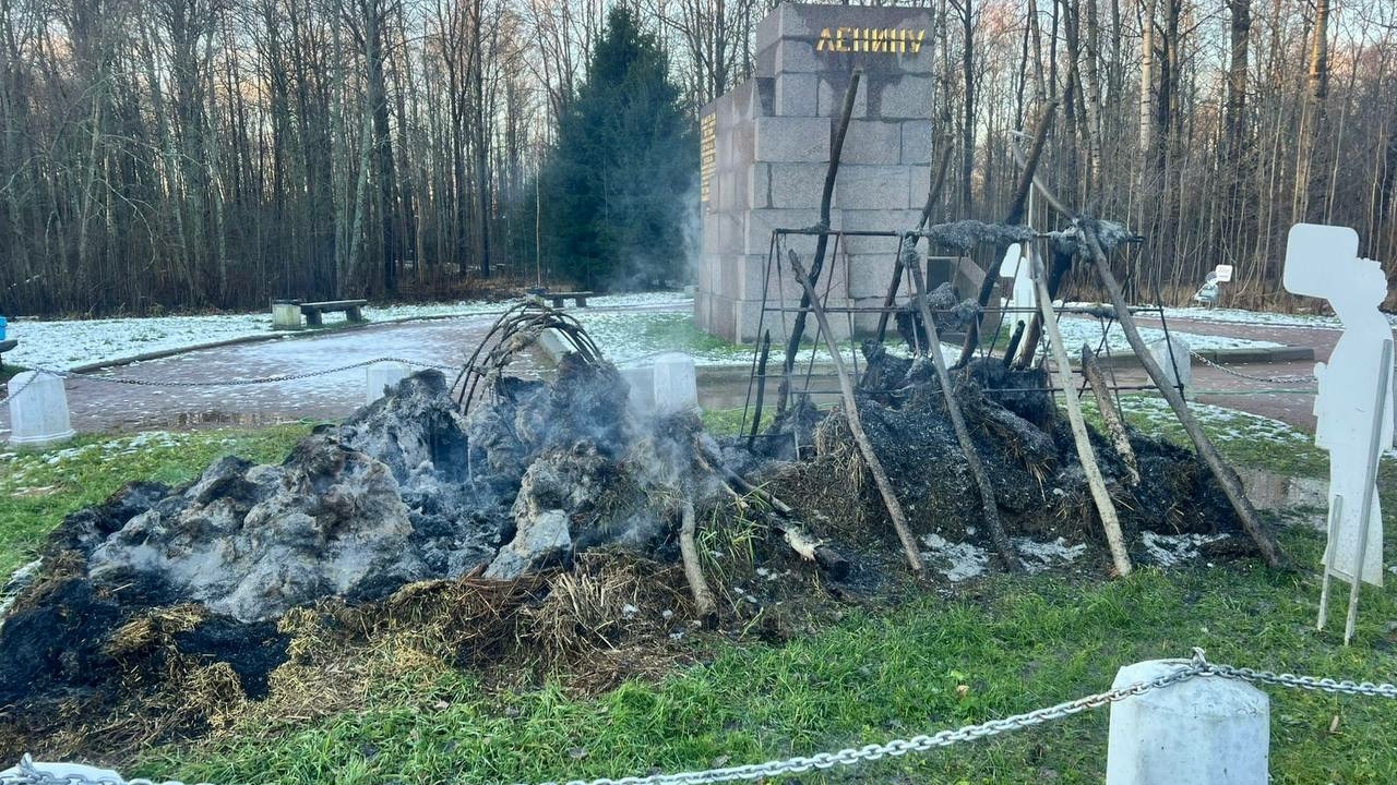 Поджог или случайность? В Сестрорецке сгорел шалаш Ленина