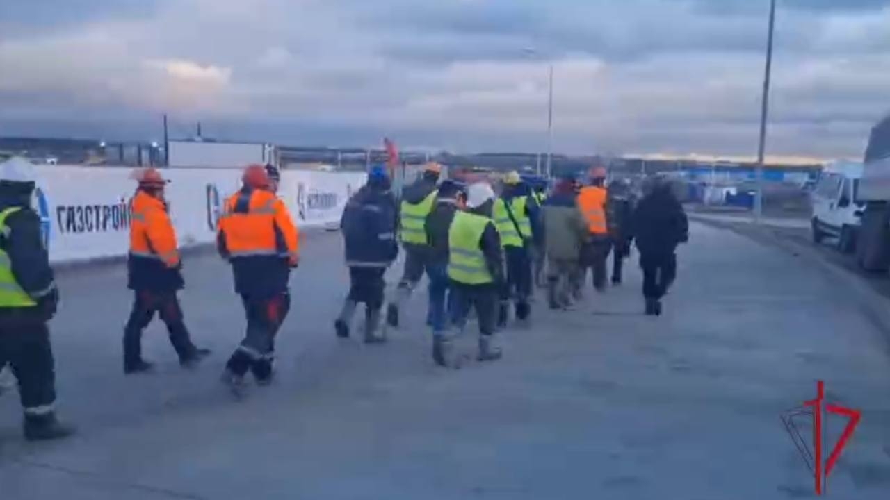 В Петербурге и области выявили нарушителей воинского учета на стройплощадках