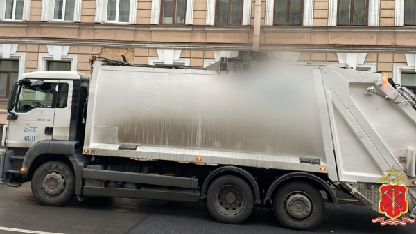 В Петербурге после смерти женщины под колесами мусоровоза возбудили уголовное дело