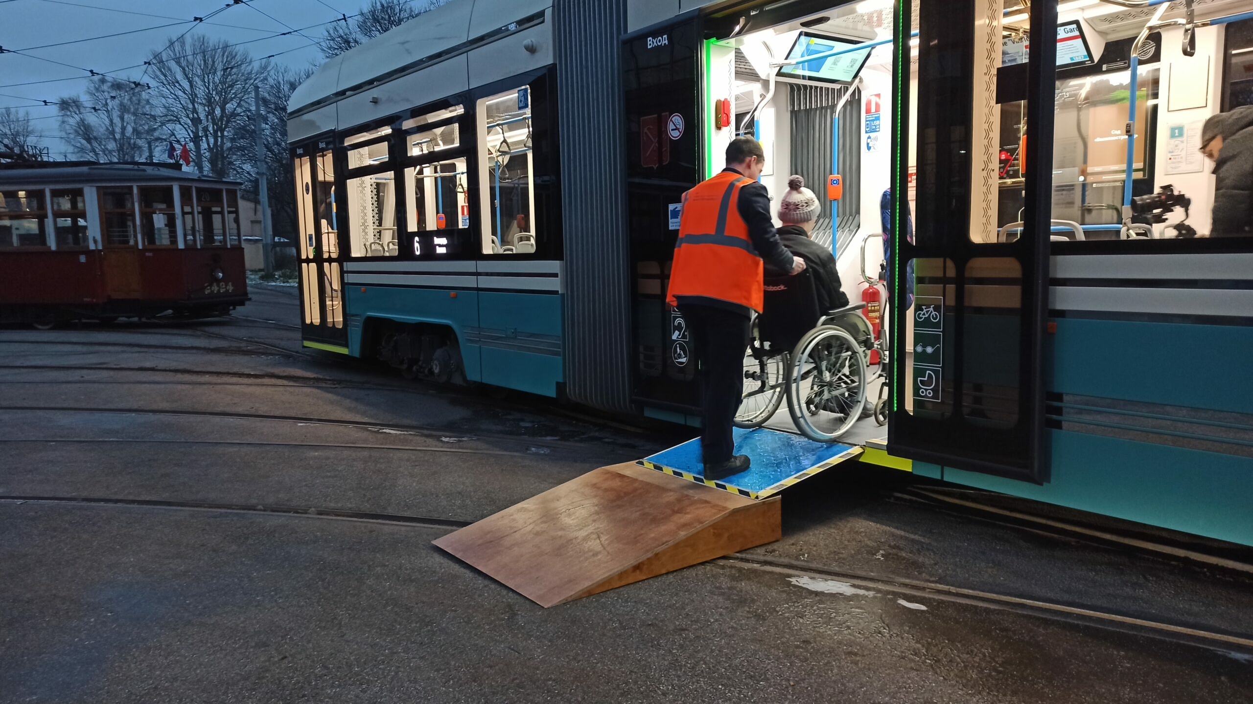 В Петербурге в ночь с 6 на 7 января будут работать два троллейбуса и трамвай