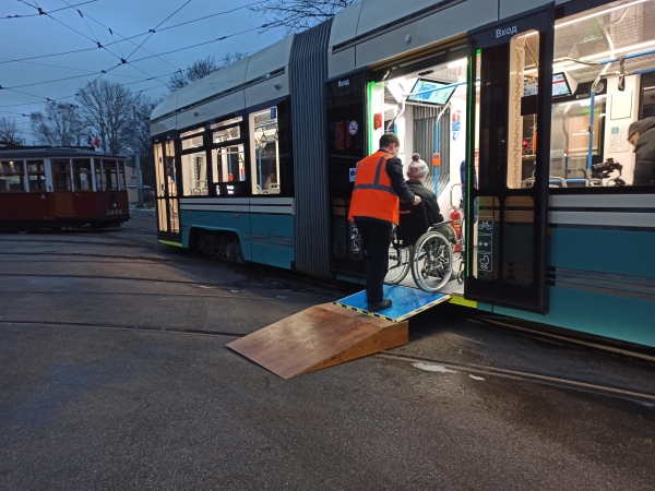 В Петербурге в ночь с 6 на 7 января будут работать два троллейбуса и трамвай