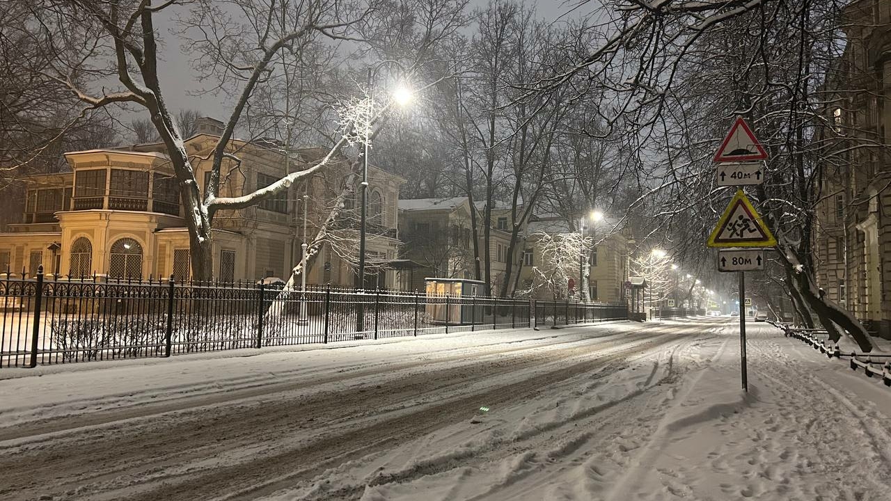 Более 900 единиц техники убирали снег в Петербурге в ночь на 9 января