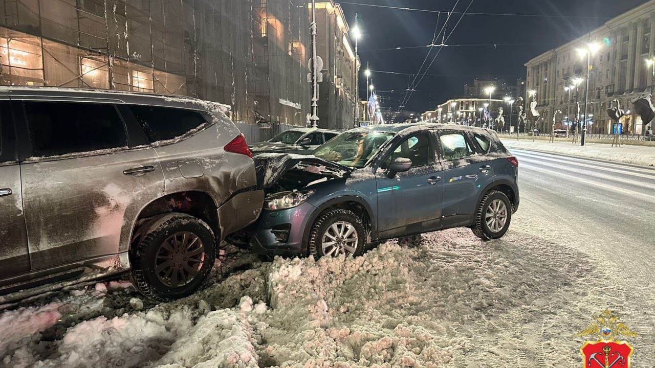 Смертельное ДТП: в Петербурге мужчина врезался в припаркованные автомобили