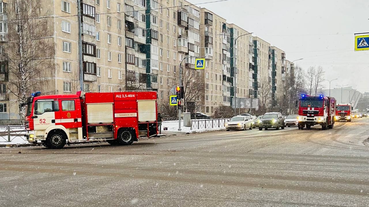 Пожар произошел в строящемся корпусе больницы в Красносельском районе