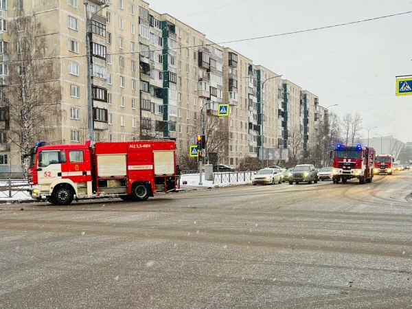 Пожар произошел в строящемся корпусе больницы в Красносельском районе