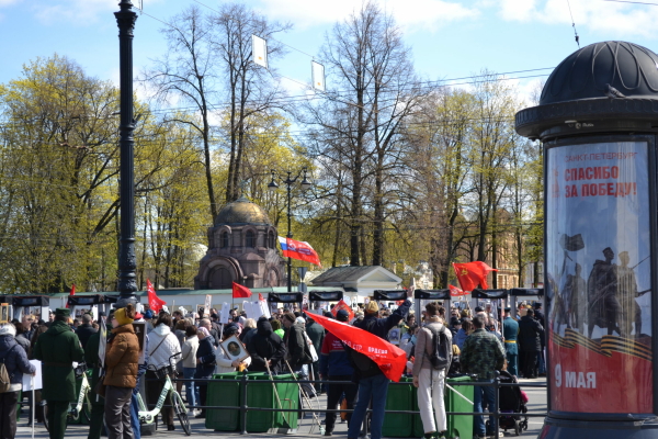 Жители и гости Петербурга празднуют 80-летие победы: фото