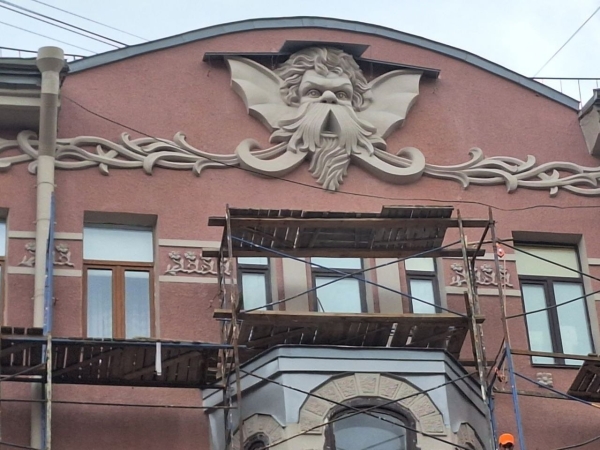 Власти вернули Бога Дождя на фасад дома Карла Бальди на Васильевском острове