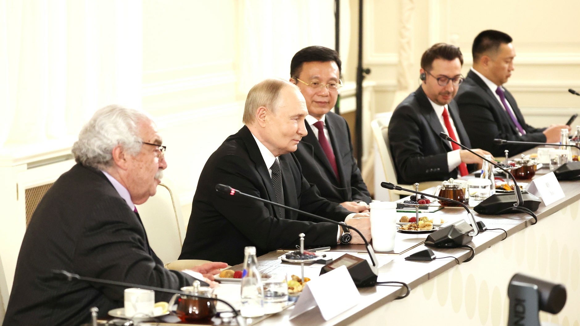 Путин поговорил с иностранными СМИ о правопорядке и санкциях на полях ПМЭФ