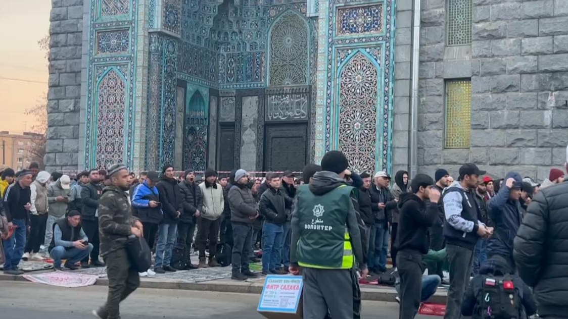 Мусульмане празднуют Курбан-байрам у Соборной мечети в Петербурге