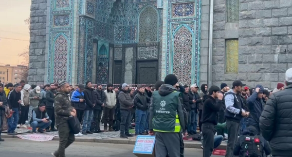 Мусульмане празднуют Курбан-байрам у Соборной мечети в Петербурге