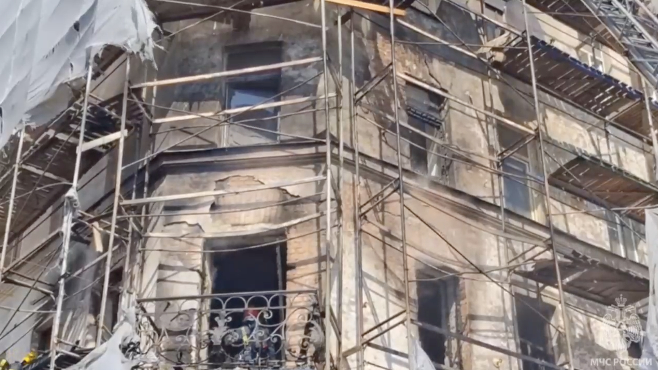 В пожаре исторического дома на Обводном канале погибли двое