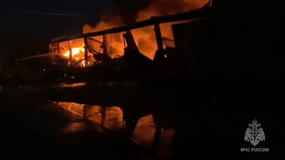 Под Всеволожском пожар охватил ангар с мусором и картоном