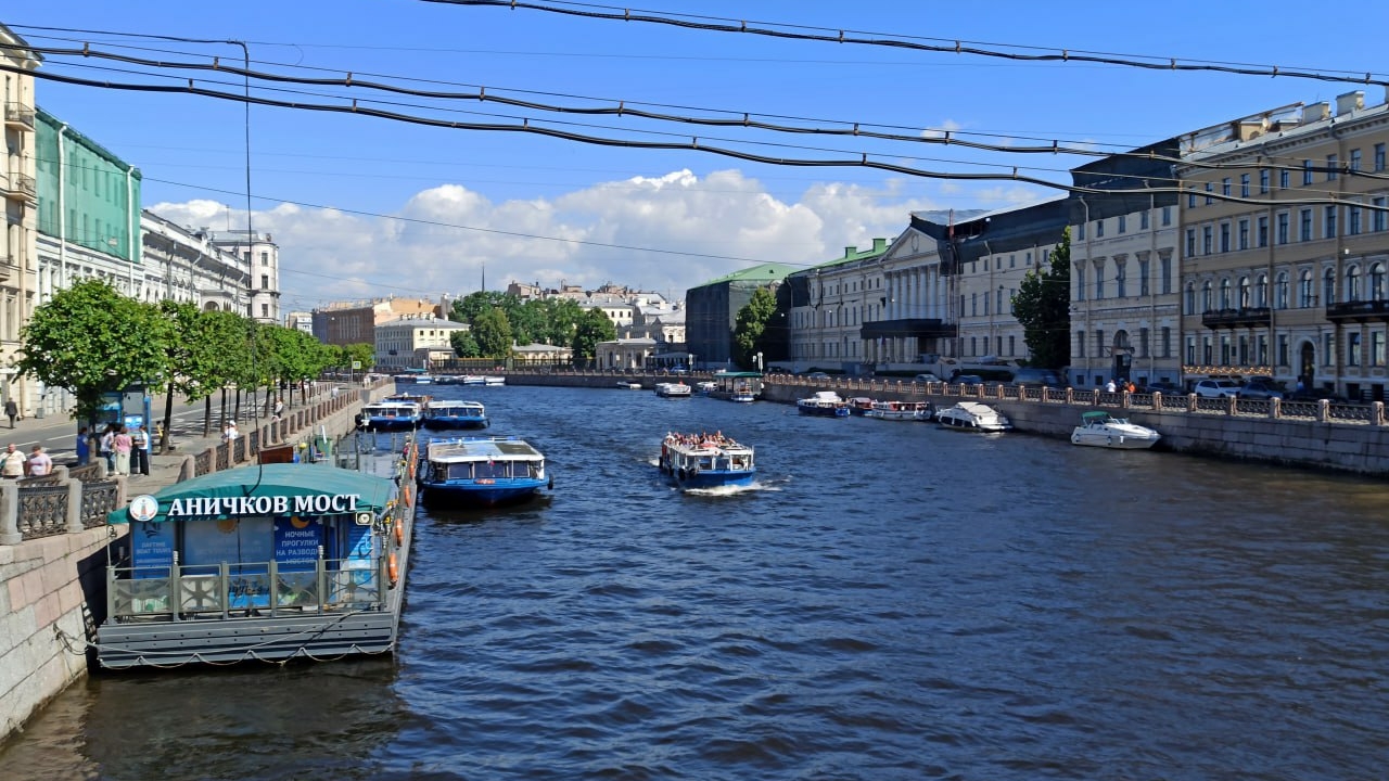 Неравнодушные спасли упавших с прогулочного судна в Петербурге