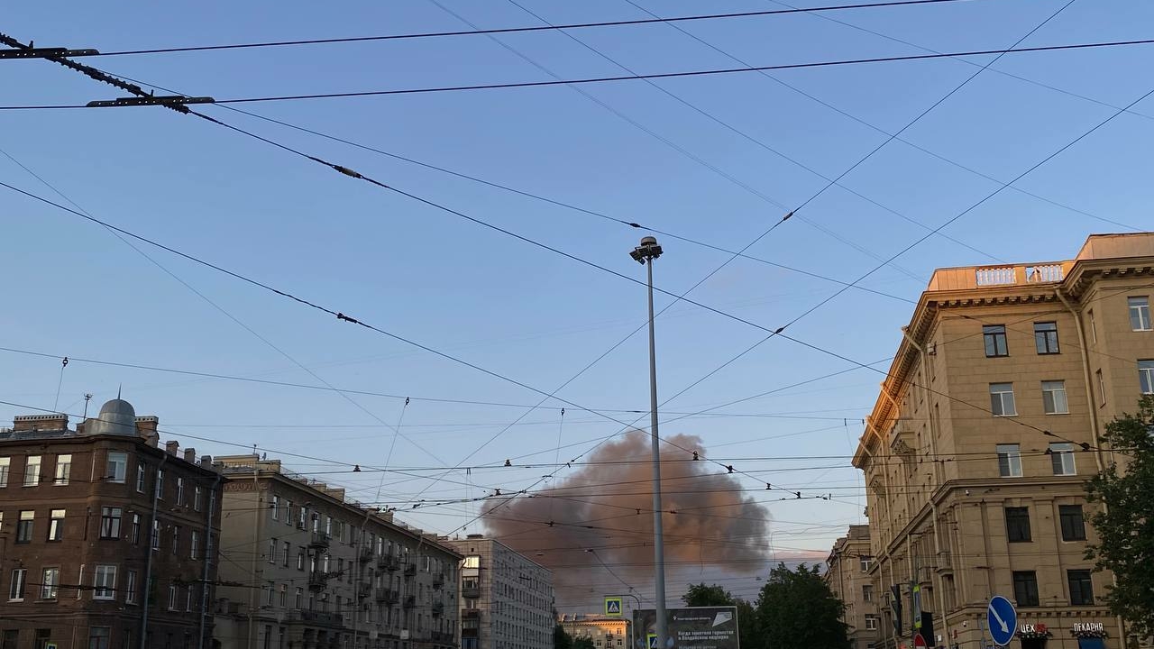 Пожарные потушили крупный пожар в ангаре в Петербурге