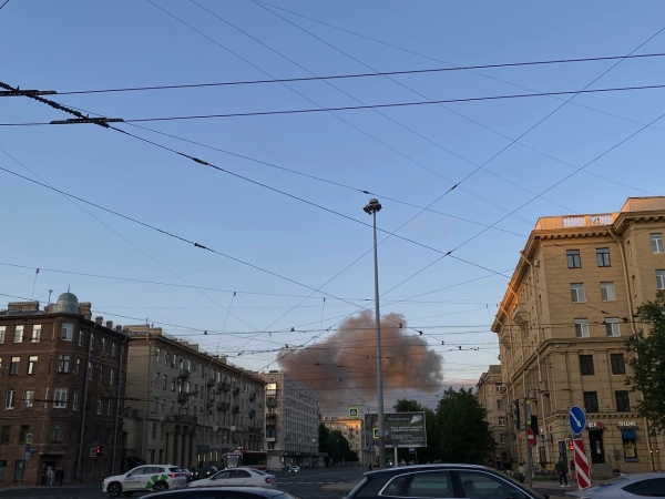 Пожарные потушили крупный пожар в ангаре в Петербурге
