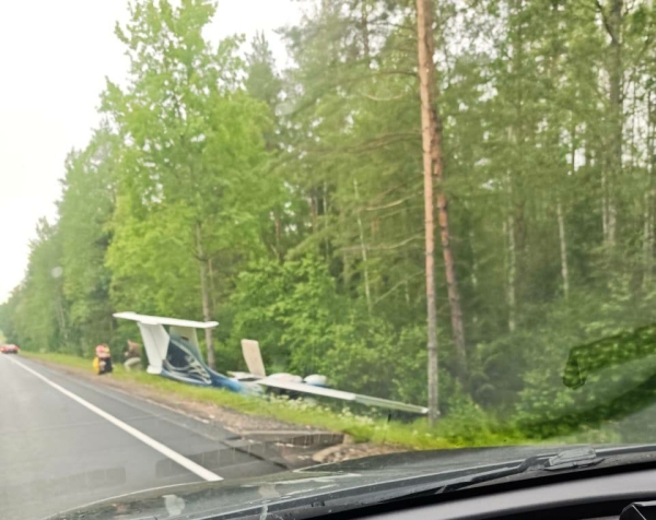 Легкомоторный самолет сел на трассу в Ленинградской области